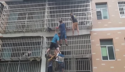 Κίνα: Σχημάτισαν «ανθρώπινη σκάλα» για να σώσουν κοριτσάκια από φλεγόμενο κτίριο (Βίντεο)