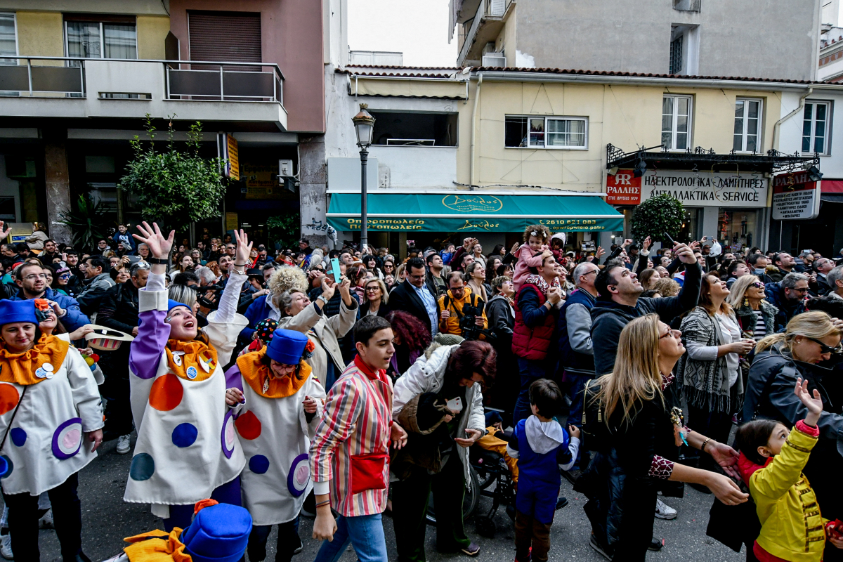 Ξεκίνησε και μάγεψε το καρναβάλι της Πάτρας - Πότε ανοίγει το Τριώδιο (Φωτογραφίες)