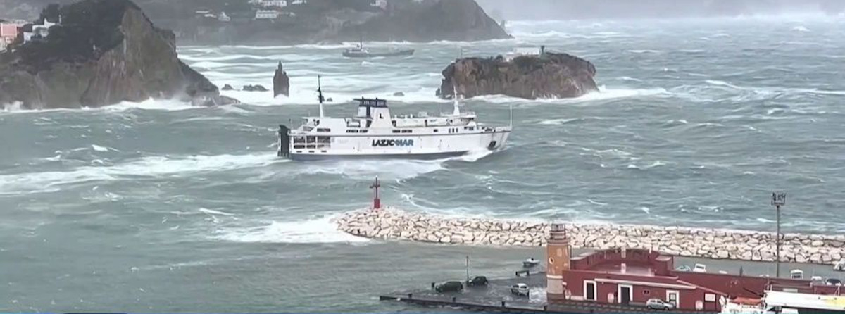Ιταλία: Πλοίο παλεύει με τη φουρτουνιασμένη θάλασσα (Βίντεο)