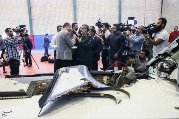 Το Ιράν δείχνει συντρίμμια του αμερικανικού drone που κατέρριψε (Εικόνες)