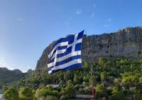 Καστελόριζο: Κρητικός ύψωσε την μεγαλύτερη ελληνική σημαία