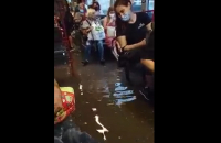 Συγκλονιστικό βίντεο: Σε ένα μέτρο νερό εγκλωβίστηκαν επιβάτες λεωφορείου στη Θεσσαλονίκη
