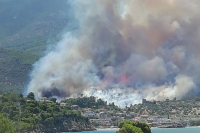 Συναγερμός για φωτιά στο Πόρτο Γερμενό - Μια ανάσα από τα σπίτια οι φλόγες
