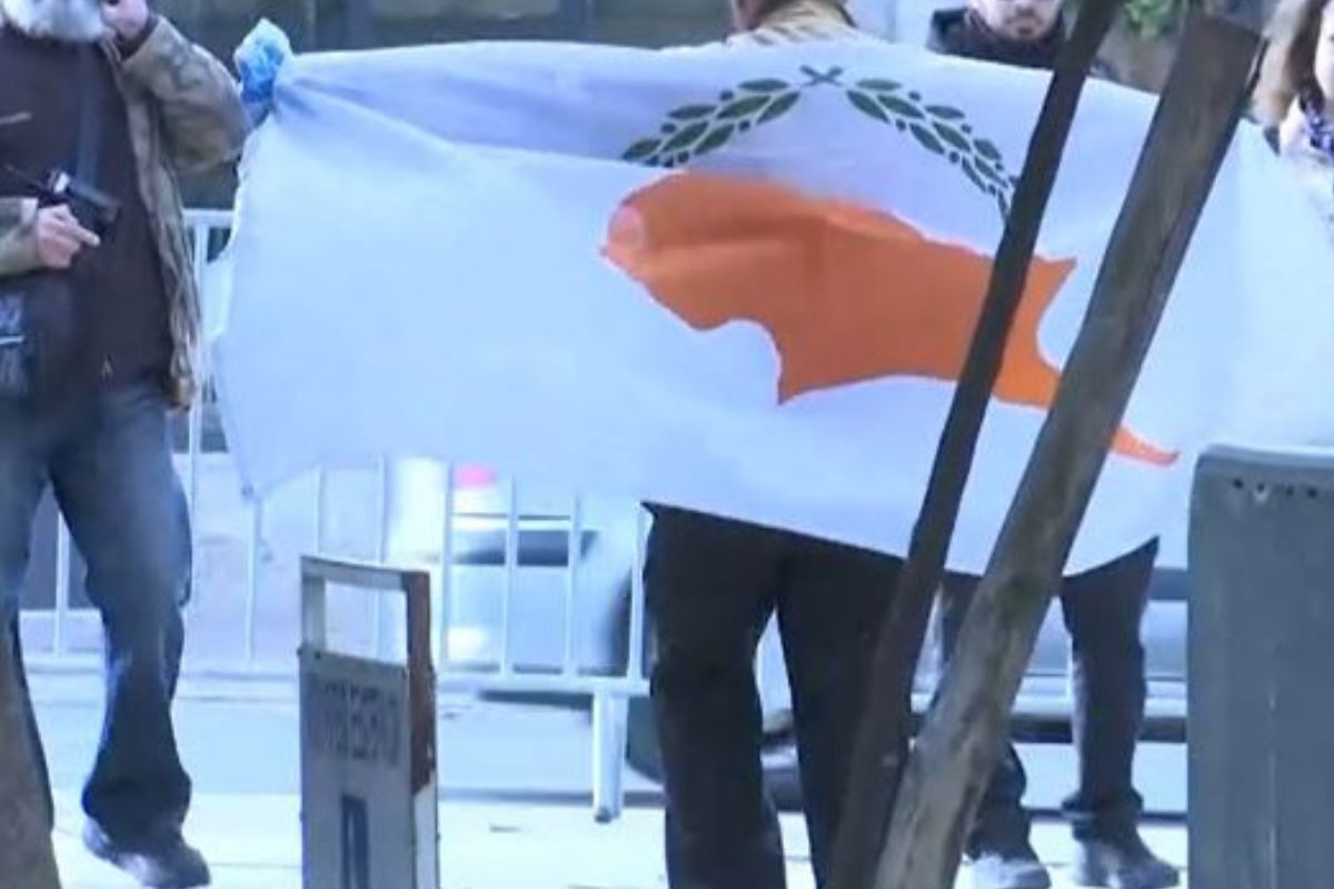 Επίσκεψη Ερντογάν: Απομακρύνθηκε πολίτης με την κυπριακή σημαία έξω από το ΥΠΕΞ