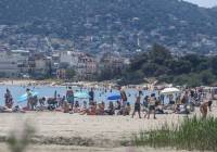 Συνωστισμός στις παραλίες της Αττικής με την πρώτη ζέστη