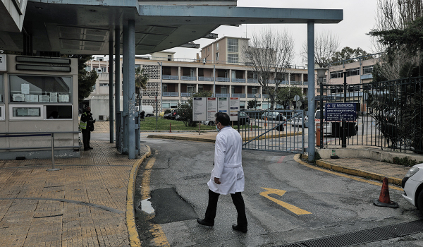 Στο «κόκκινο» τα νοσοκομεία – Πέθανε 34χρονος διασωληνωμένος εκτός ΜΕΘ στο «Γεννηματάς»