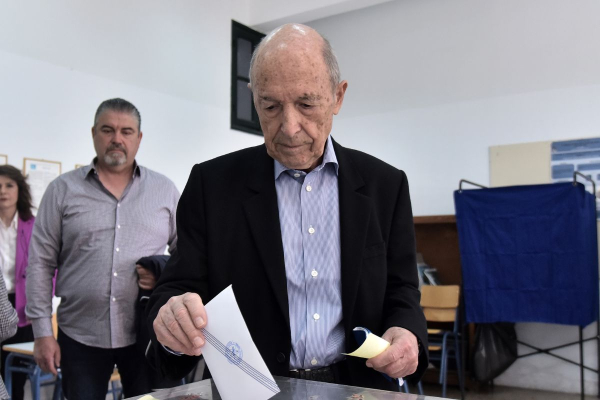 Στο Κολωνάκι ψήφισε ο Κώστας Σημίτης – «Περιμένω μεγαλύτερο κίνημα στην ελληνική προοδευτική πολιτική»