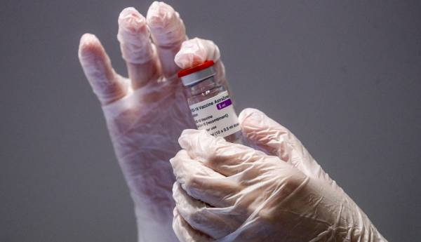 Εμβόλιο AstraZeneca: «Στοπ» στους κάτω των 60 - Τι ισχύει για τη δεύτερη δόση