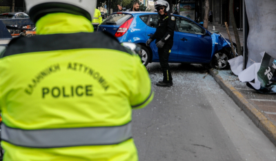 Θεσσαλονίκη: «Ατζαμής» διαρρήκτης έκλεψε όχημα και έπεσε πάνω σε παρκαρισμένα αυτοκίνητα