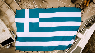 Σαντορίνη: Η μεγαλύτερη ελληνική σημαία από ψηλά