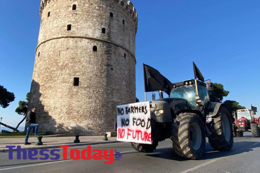 Με μαύρες σημαίες τα τρακτέρ στο κέντρο της Θεσσαλονίκης: Οι αγρότες έξω από τη ΔΕΘ