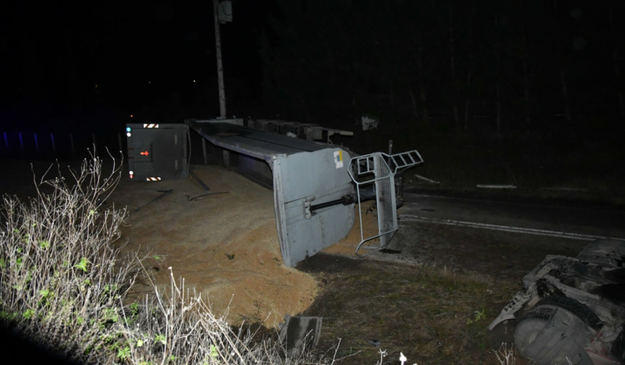 Λάρισα: Ανατροπή φορτηγού γέμισε τον δρόμο με σιτηρά (Φωτογραφίες)