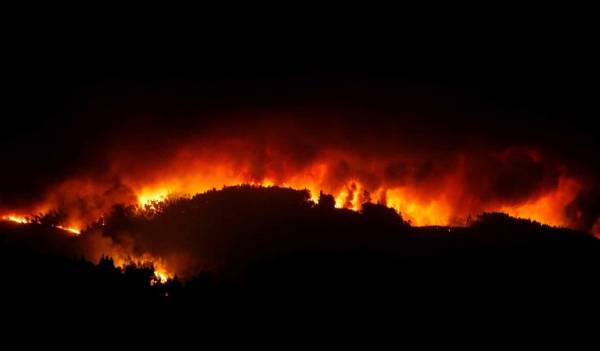 Μεγάλη φωτιά στην Πορτογαλία - Στη «μάχη» για την κατάσβεσή της 700 πυροσβέστες, εκκενώθηκαν σπίτια