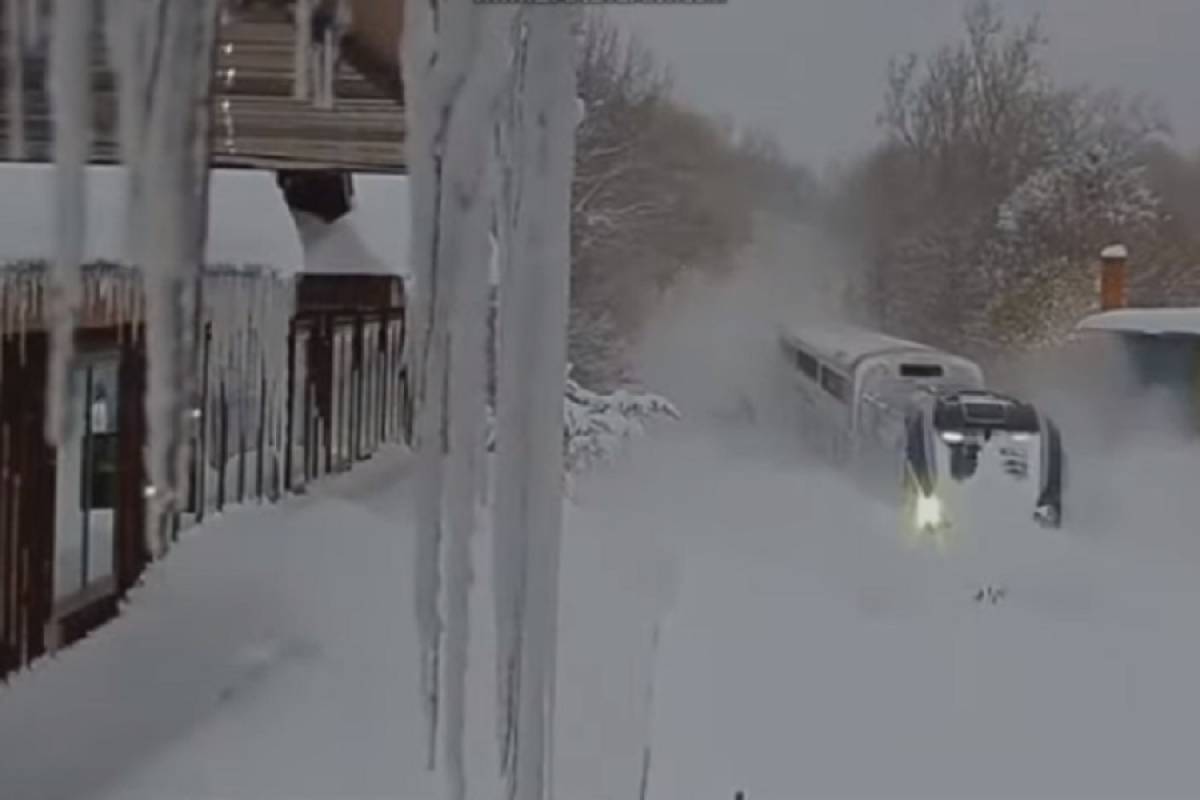 Τρένο περνάει μέσα από μισό μέτρο χιόνι