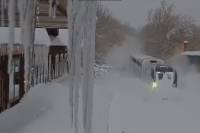Τρένο περνάει μέσα από μισό μέτρο χιόνι
