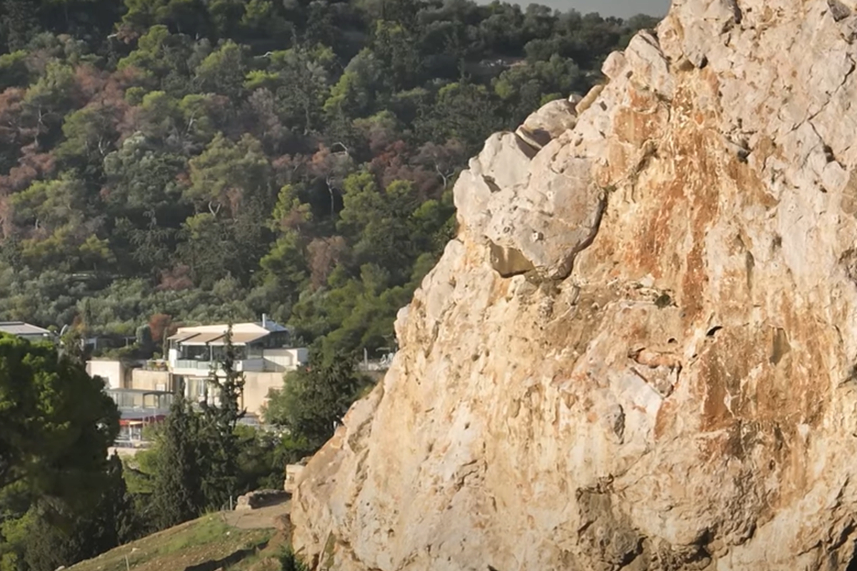 Το μυστήριο της Ακρόπολης: Μπορείτε να δείτε τη φιγούρα που «κρύβεται» στο βράχο;