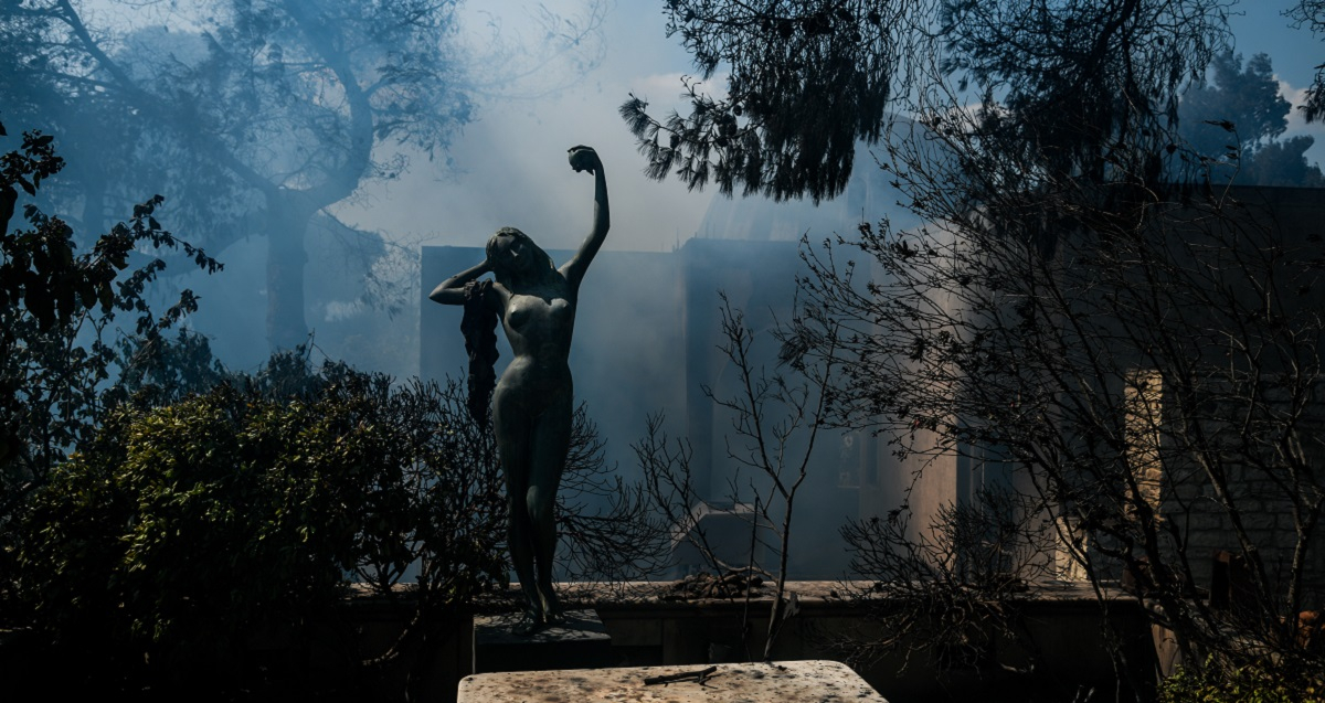 Meteo: Χαοτική η φωτιά στο Σχίνο - Αδύνατο να είχε ελεγχθεί