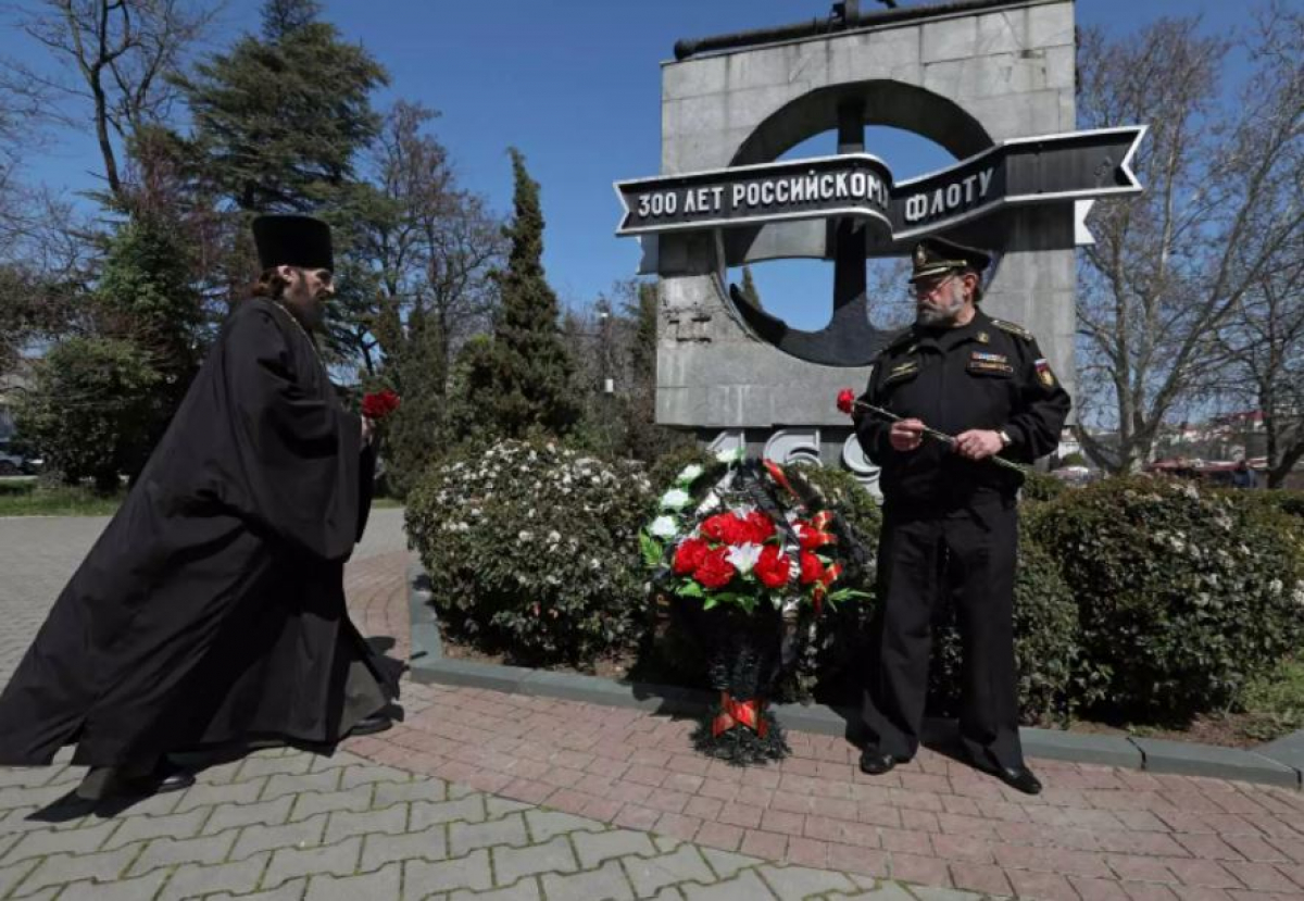 Συνεχίζεται το θρίλερ με τους νεκρούς του Moskva - Στεφάνια για «το πλοίο και τους ναύτες» στη Σεβαστούπολη