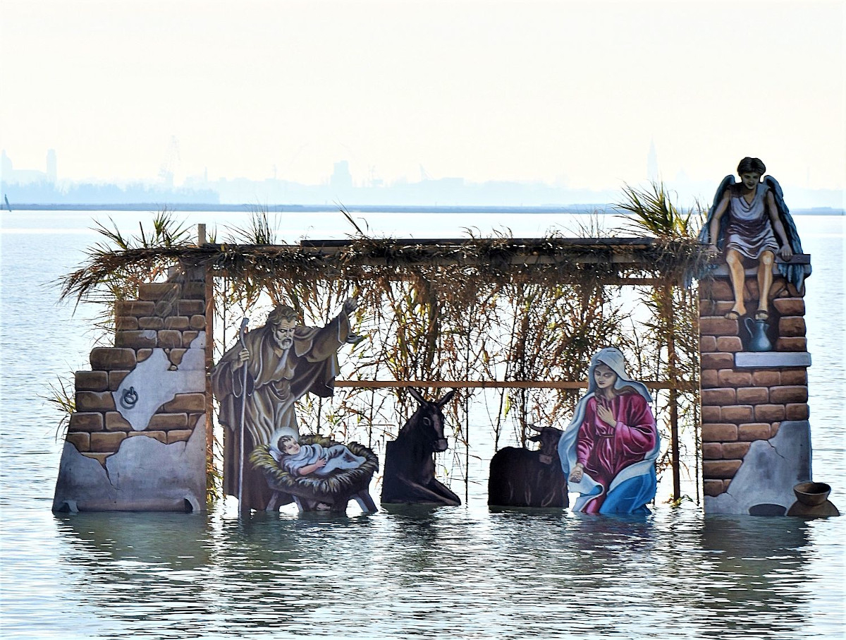 Βενετία: Μια εντυπωσιακή φάτνη που επιπλέει στα νερά της λιμνοθάλασσας