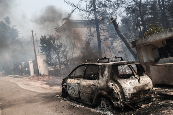 Φωτιά σε Σταμάτα-Ροδόπολη: Διάσπαρτες εστίες σε 700 στρέμματα με 1.000 σπίτια