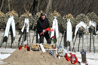 Ανδρουλάκης: Επισκέφθηκε την οικογένεια του πιλότου Στάθη Τσιτλακίδη, άφησε λουλούδια στον τάφο του