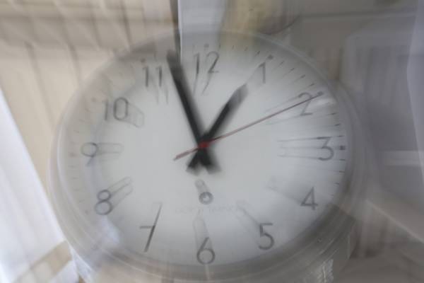 Αλλαγή ώρας: Πότε γυρίζουμε τα ρολόγια - Τι ισχύει με την απόφαση για κατάργηση