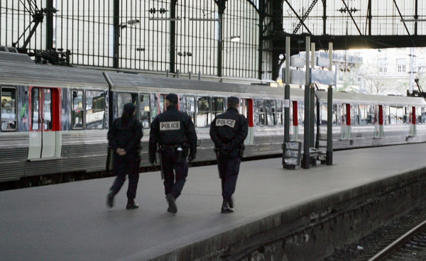 Γαλλία: Βγάζει στους δρόμους του Παρισιού 7.000 στρατιώτες για επιπλέον περιπολίες ασφαλείας