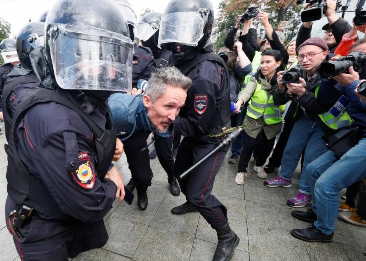Ρωσία: Προσαγωγή 381 διαδηλωτών από την αστυνομία στη Μόσχα