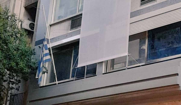 Μεσίστια η ελληνική σημαία στα γραφεία του ΚΙΝΑΛ για τον Μίκη Θεοδωράκη
