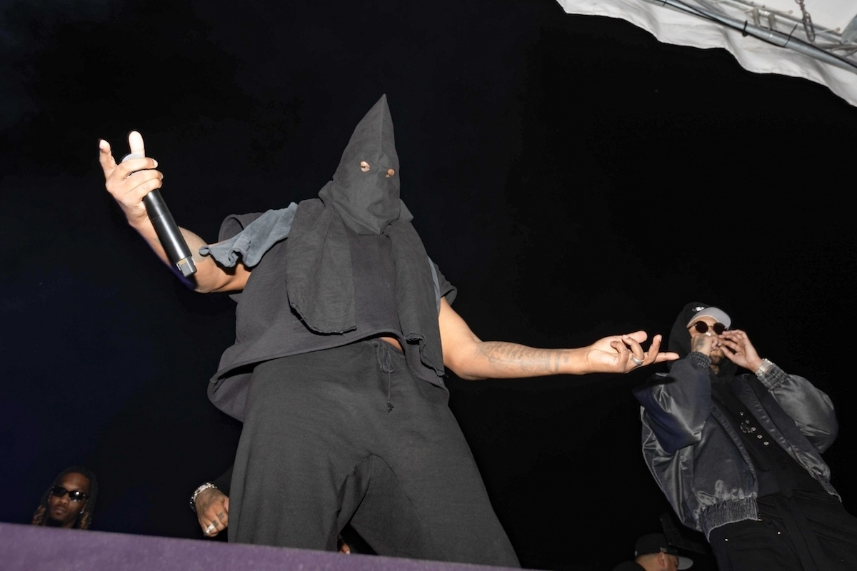 Kanye West: Φόρεσε κουκούλα τύπου Ku Klux Klan σε εκδήλωση για το νέο άλμπουμ του