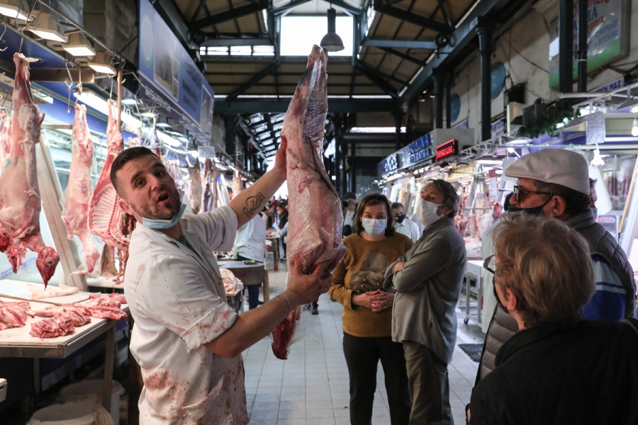 Η μάχη του οβελία: Κτηνοτρόφοι και κρεοπώλες κατά Άδωνι για τιμές και «καλάθι» σούπερ μάρκετ