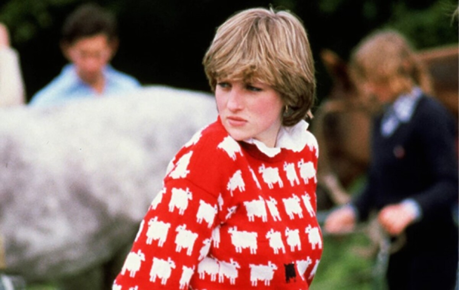 Κόκκινο πουλόβερ με... προβατάκια της Νταϊάνας «έπιασε» 1,1 εκατ. δολάρια σε δημοπρασία