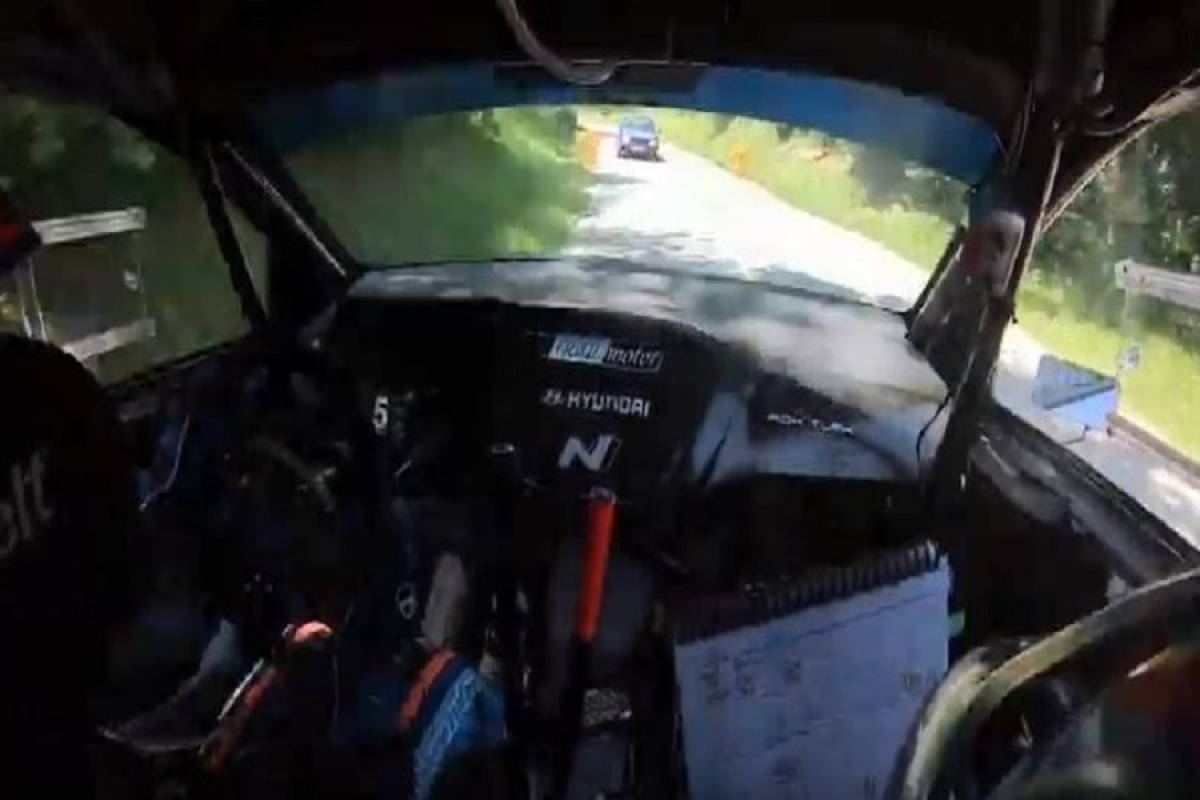 Αυτοκίνητο μπήκε στο δρόμο κατά τη διάρκεια αγώνα WRC