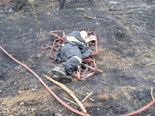 Ιτέα Έβρου: Συγκλονίζει η φωτογραφία πυροσβέστη που κοιμάται σε καμένη γη μετά από φωτιά