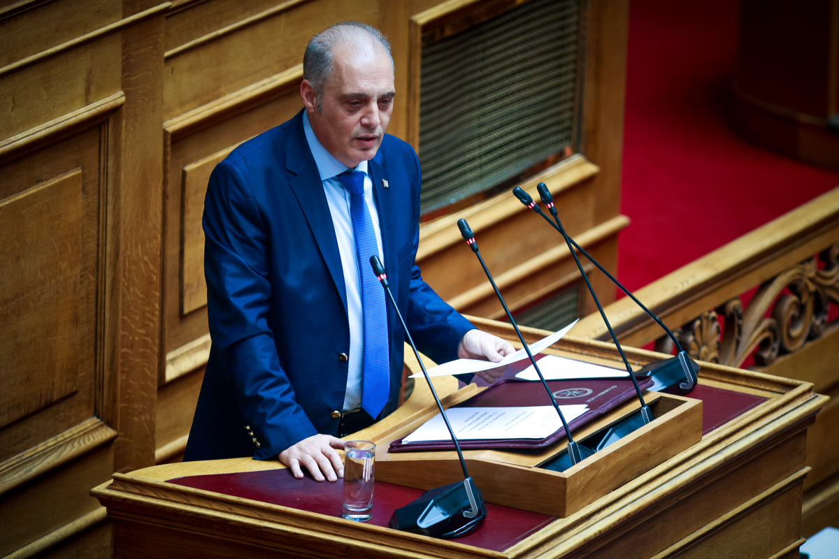 «Οχετός» Βελόπουλου στη Βουλή κατά Κασσελάκη και Δούρου - Σκληρές απαντήσεις
