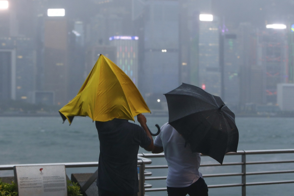 Τρόμος πάνω από την Κίνα: Ο τυφώνας Σάολα κλείνει σχολεία - Συναγερμός για ριπές ανέμου 220 χιλιομέτρων