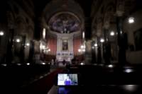Θεία Λειτουργία μέσω YouTube: Φωτογραφίες από καθολικό ναό στην Αθήνα