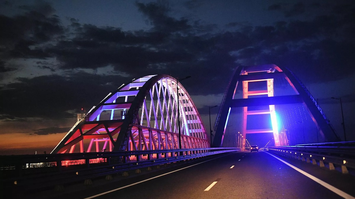 Γέφυρα της Κριμαίας: Την αποκατέστησαν και τη φώτισαν με τα χρώματα της Ρωσίας (Βίντεο)