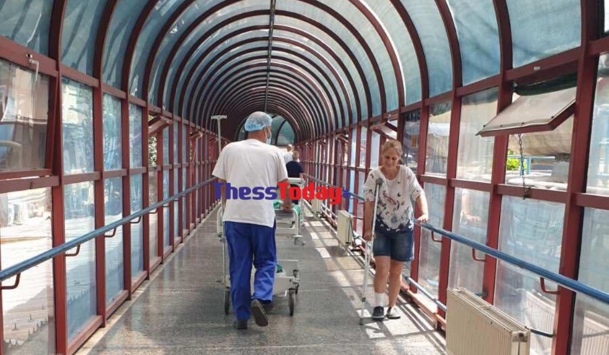 ΑΧΕΠΑ: Χειρουργημένοι ασθενείς περπατάνε σε τούνελ «θερμοκήπιο» μέσα στον καύσωνα - «Ντροπή για το ΕΣΥ»