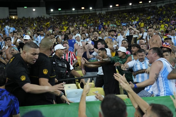Βραζιλία – Αργεντινή: Απίστευτα επεισόδια μεταξύ οπαδών, καθυστέρησε 30 λεπτά η έναρξη του αγώνα, ο Μέσι πήρε την ομάδα και έφυγε