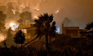 Φωτιά στον Σχίνο Κορινθίας: Εκκενώθηκαν οικισμοί και μοναστήρια - Βίντεο και φωτογραφίες