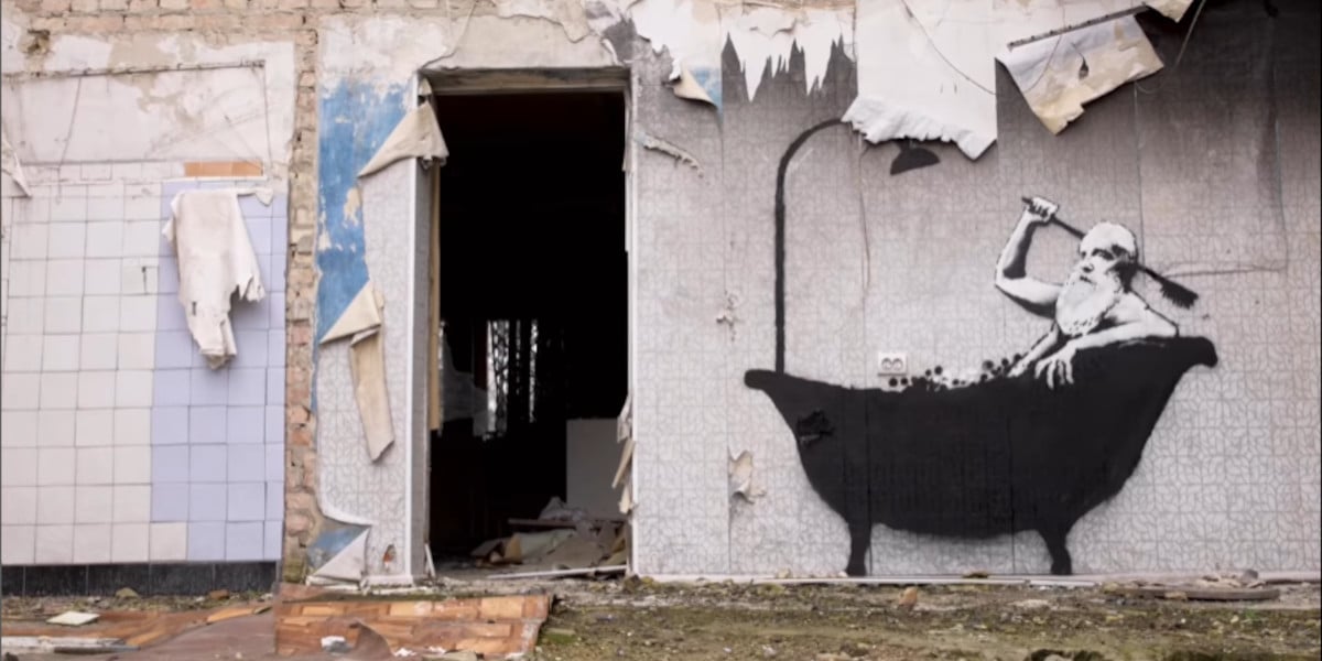 Ουκρανία: Το ζεστό μπάνιο του Banksy αντίδοτο στο κρύο ενός βομβαρδισμένου χωριού
