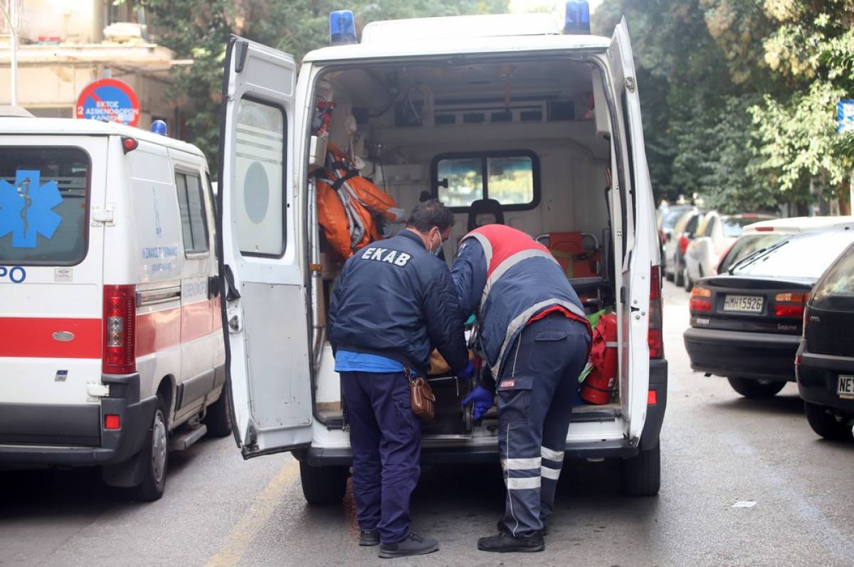 Αγωνιώδης διακομιδή: Άλλαξε τρία ασθενοφόρα από τον Βόλο μέχρι να διασωληνωθεί στην Κόρινθο
