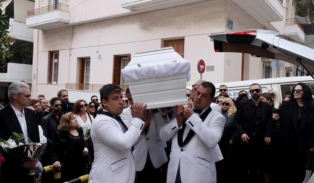 Ράγισαν καρδιές στην κηδεία του Νίκου Φλωρινιώτη (φωτογραφίες)