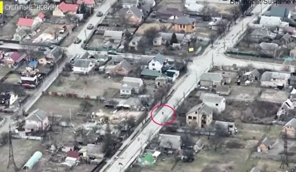 Ουκρανία: Βίντεο από drone δείχνει τη στιγμή που άμαχος ποδηλάτης πέφτει νεκρός στην Μπούτσα