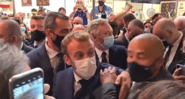 Γαλλία: Πέταξαν αντικείμενο στον Εμανουέλ Μακρόν (Βίντεο)