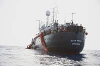 Το πλοίο Alan Kurdi περισυνέλεξε 32 πρόσφυγες στα ανοιχτά της Λιβύης