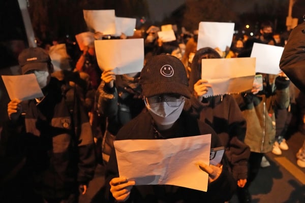 Διαδηλώσεις στην Κίνα: Τι είναι το λευκό χαρτί που γίνεται σύμβολο των κινητοποιήσεων