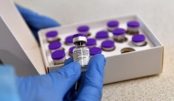 Εμβόλια: Πόσο προστατεύουν τις ομάδες υψηλού κινδύνου τα Pfizer και AstraZeneca