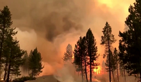 ΗΠΑ: Πάνω από 2.000 σπίτια απειλούνται από τεράστια φωτιά (Βίντεο)